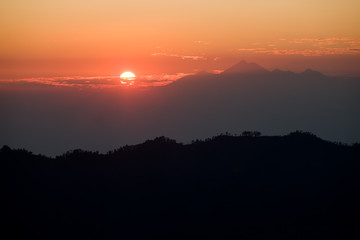 Berge im Sonnenaufgang