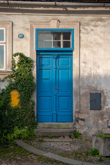 Obraz na płótnie Canvas Blue door in the city of 