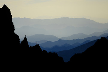 The discovery of successful climbers in spectacular mysterious, mystical and combative mountains