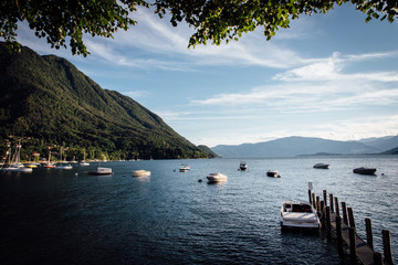 le lac majeur en Italie en été avec des bateaux