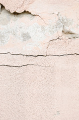 ピンク色の壁のひび割れ