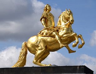 Goldener Reiter vor blauem Himmel
