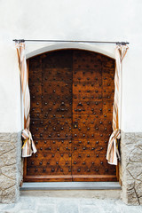 ancienne porte en bois cloutée