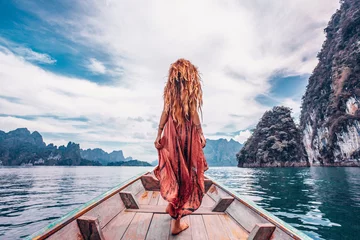modisches junges Model im Boho-Style-Kleid auf Boot am See © zolotareva_elina
