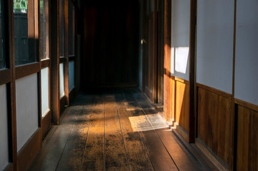 廊下と斜光