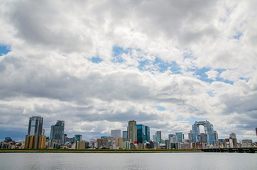 Obraz premium 淀川河川公園から梅田方面を望む