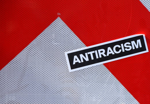 Schild "Antiracism" auf rot-weißem Untergrund