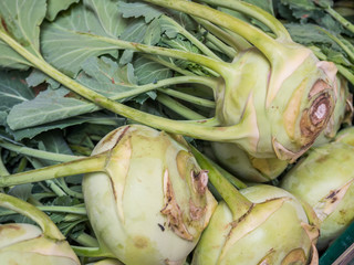 Obraz premium Frischer Bio Kohlrabi auf dem Markt
