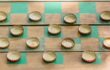 jeu de dames avec capsules comme pions 