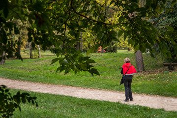 Une femme marchant seule dans un parc. Une femme se promène.