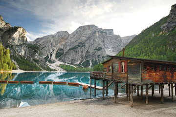 blauer Bergsee mit Bootshaus
