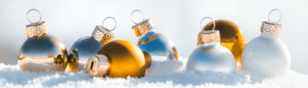 Weihnachtskugeln im Schnee, Panorama, Konzept Weihnachten und Dekoration
