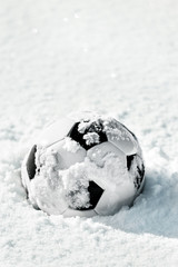 Fußball liegt im Schnee, Konzept Verein macht Winterpause zur Regeneration © M.Dörr & M.Frommherz