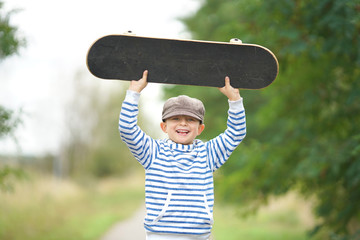 lachender Junge mit Skateboard