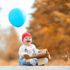 niedliches Baby spielt im Herbst 