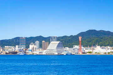 神戸市中央区ポートアイランドから眺める秋晴れの神戸港