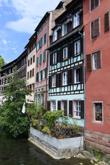 Fototapeta na wymiar Alte Häuser am Fluß in Straßburg