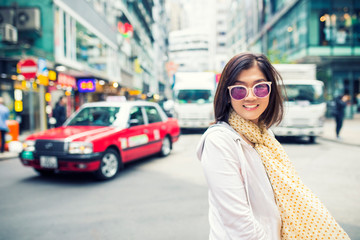 Obraz premium toothy smiling face happiness emotion of asian woman standing on hongkong city street