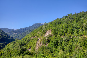 Naklejka premium landscape with green mountains range 