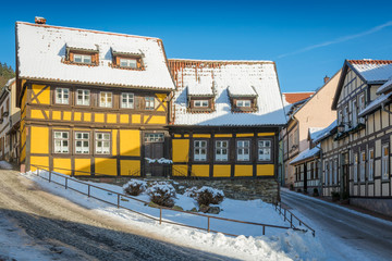 Fachwerk in Stolberg Harz unter Schnee im Winter