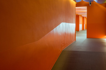 un couloir vide et orange