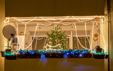 Balkon an Weihnachten mit viel Dekoration