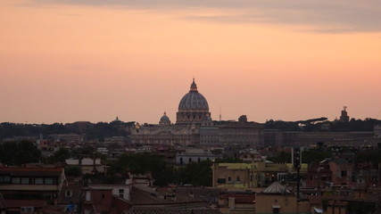 Fototapeta na wymiar Roma tramonto con cupola di San Pietro
