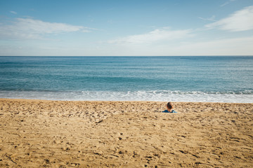 un homme sur une plage regarde la mer &agrave; Barcelone