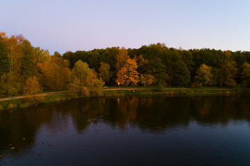 Obraz premium Evening autumn landscape in Izmailovsky park with a pond.