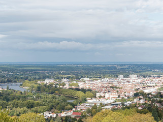 Vue panoramique du centre de Vichy, lac d'Allier, pont de Bellerive depuis les collines de Plaine le Vernet