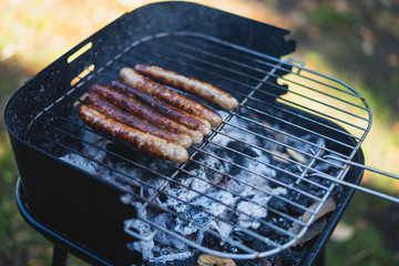 Saucisses sur un barbecue mobile