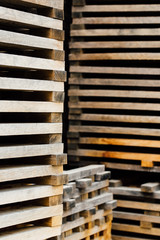 douelles et planches de bois dans une tonnellerie et scierie