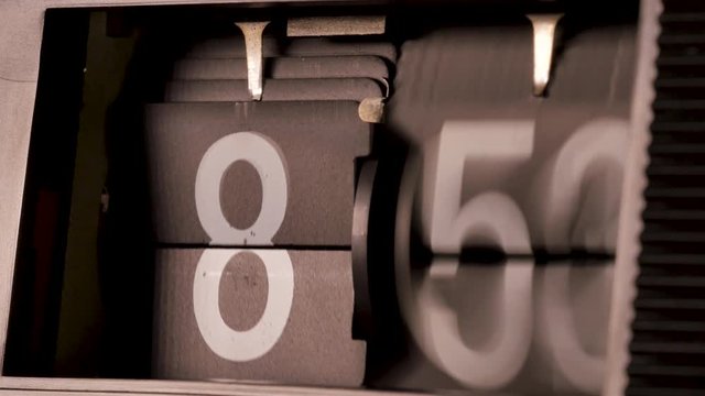 Retro Design Alarm Clock timelapsing the time