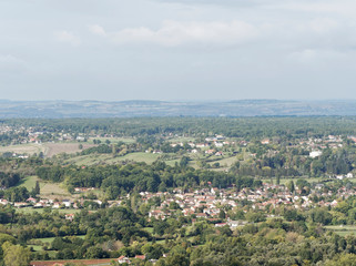 ue sur la ville de Vichy, la plaine de la limagne et au loin les sommets du Massif central
