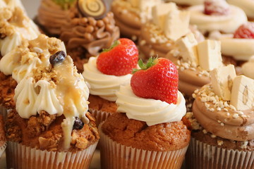 viele Muffins bunt dekoriert