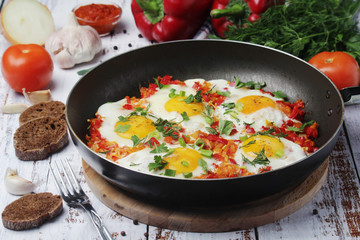 Fried egg with tomatoes and bread	