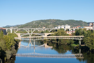 Fototapeta premium Rio Miño a su paso por la ciudad de Ourense, Galicia. España. 