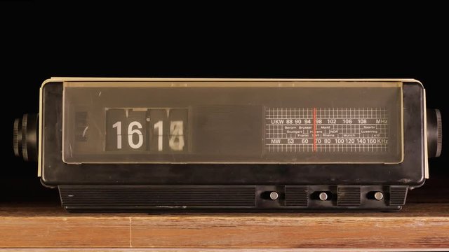 Retro Design Alarm Clock timelapsing the time