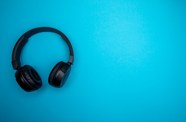 bluetooth kopfhörer auf blauem hintergrund / headset on blue background