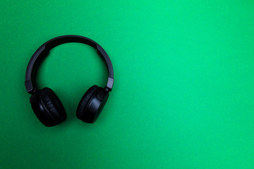 bluetooth kopfhörer auf grünem hintergrund / headset on green background