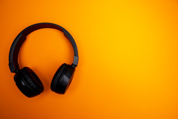 bluetooth kopfhörer auf orangenem hintergrund / headset on orange background