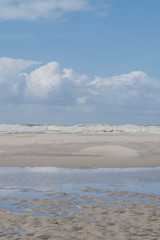 Unterwegs am schäumenden Meer – Kijkduin Strand, Den Haag, Holland, Niederlande