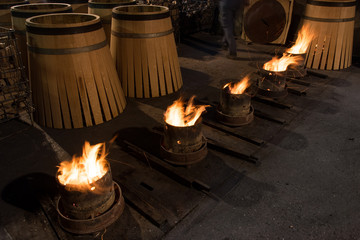 La fabrication de tonneaux. La fabrication de barils. Une tonnellerie fabrique des fûts. La fabrication traditionnelle de tonneaux en chêne.