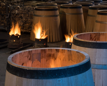 des tonneaux en feu dans une tonnellerie 