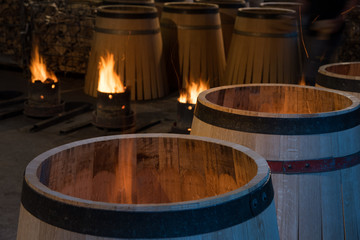 des tonneaux en feu dans une tonnellerie