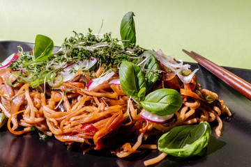 Asiatisches Nudelgericht