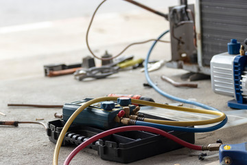 Equipment for checking air conditioning and refrigerant refrigerant systems