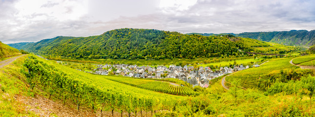Fototapeta premium Petersberg im Mosel-Land vor dem Ortsteil Eller