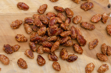 Gebrannte Mandeln auf rustikalem Holzhintergrund