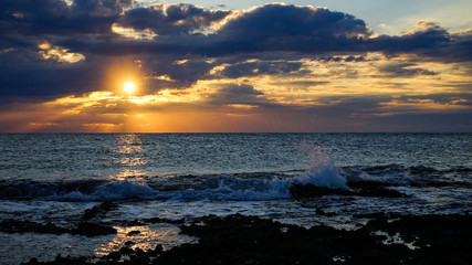 新潟佐渡の七浦海岸の夕陽と打ち寄せる波